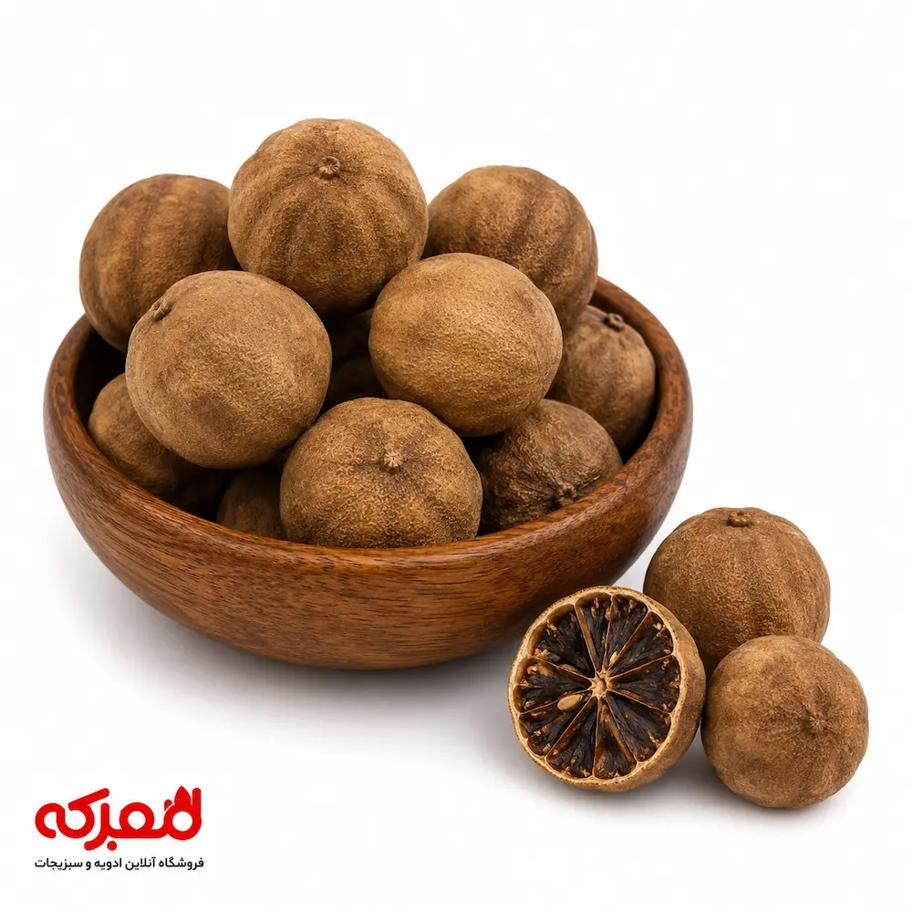 26238C2A-4CAA-4E13-B70B-1022288FC8C2.png تصویری از چند عدد لیمو عمانی درشت و سالم با رنگ قهوهای روشن در یک کاسه چوبی
